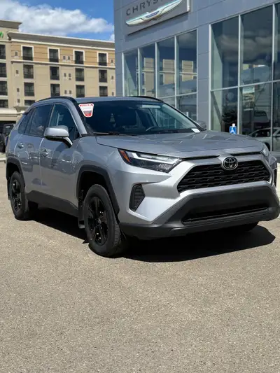 2025 Toyota Rav4 XLE 46,300 kms 2.5L I-4 Heated seats+ steering wheel Blind spot monitoring Sunroof...