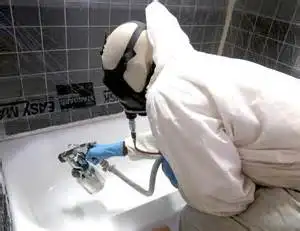 Le Docteur Baignoire offre un service professionnel de réparation permanente d'écaillures exécutée p...