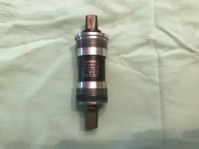 Square taper bottom bracket / boitier de pédalier, View more