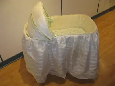 berceau vintage à roulettes, View more