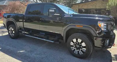 3500 AT4, loaded with front camper springs and 5th wheel prep package. 75000 km new tires, auxilliar...