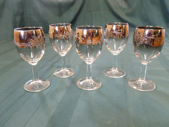PRETTY GLASSES FOR A LITTLE NIP dans Vaisselle et articles de cuisine  à Kamloops