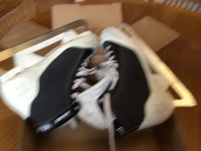 Senior CCM Goalie Skates Model 550 Size 8.5? in Hockey in Windsor Region - Image 8