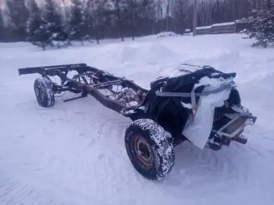 1990 Dodge Ram W150 rolling chassis. - 318 motor - A518 overdrive transmission - NP241 Transfer case...