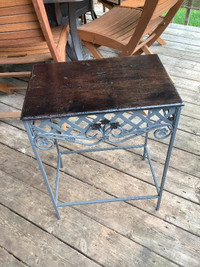 Petite table de déco relooker, fer forgé et bois rustique peint