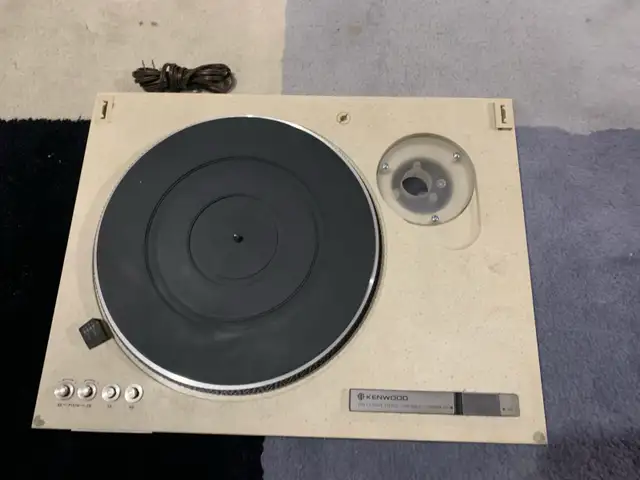 Kenwood KD-500 Turntable in Stereo Systems & Home Theatre in Calgary - Image 4