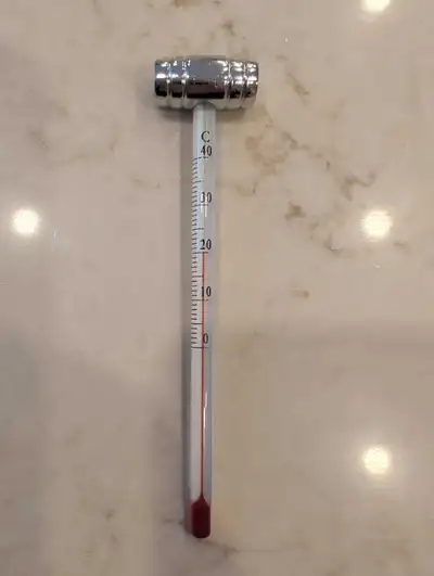 This is a used thermometer that measures temperature in Celsius. It's in good working condition, per...