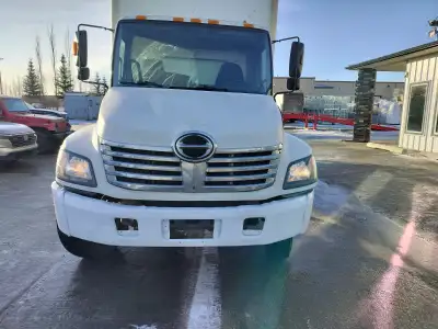 2007 Hino 308 Box Truck – Non-DEF Hino J08E-TA engine (Non-DEF) - 519,197 km - 24’ box w/ roll-up do...