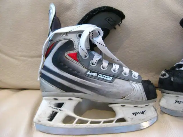 Pair Of Youth Bauer Vapor Size Y13 Kids Hockey Skates -No Laces in Hockey in Kitchener / Waterloo - Image 3