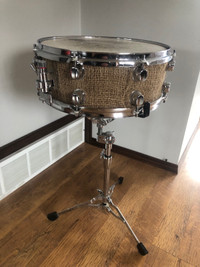 Snare drum with stand