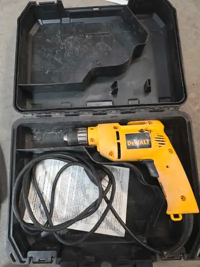 Je vends ma perceuse Dewalt avec son étui de transport. Elle est en bonne condition et prête à être...