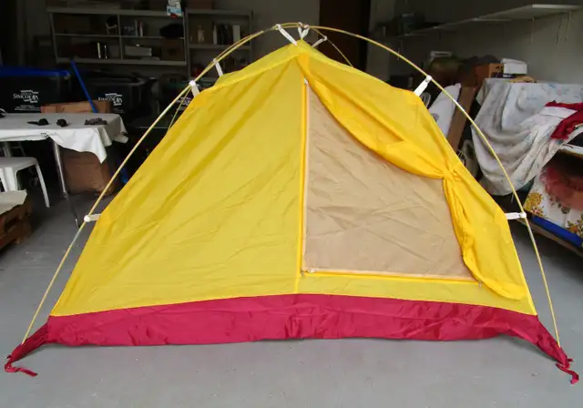 Camping tent, 3-season in Fishing, Camping & Outdoors in Markham / York Region - Image 3