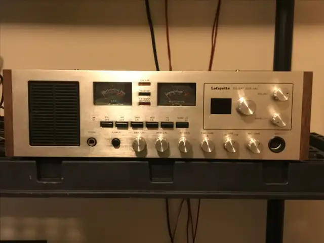 Lafayette Telsat SSB-140 40 Channel AM/SSB CB Radio. in General Electronics in City of Montréal - Image 3