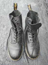 Women's Size 8 Black Dr.Martens Boots / Excellent Condition