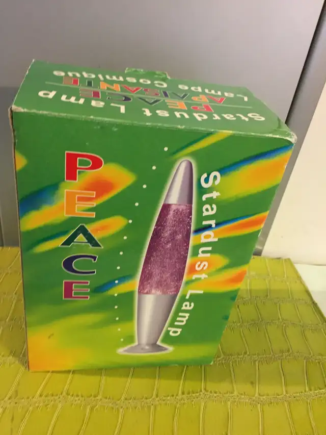 Retro (2005) Peace Stardust Purple Liquid Lava Lamp in Home Décor & Accents in City of Toronto - Image 9