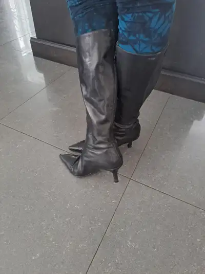 Soft black leather boots with zipper at back. Very comfortable. Stylish and pairs nice with skirts,...