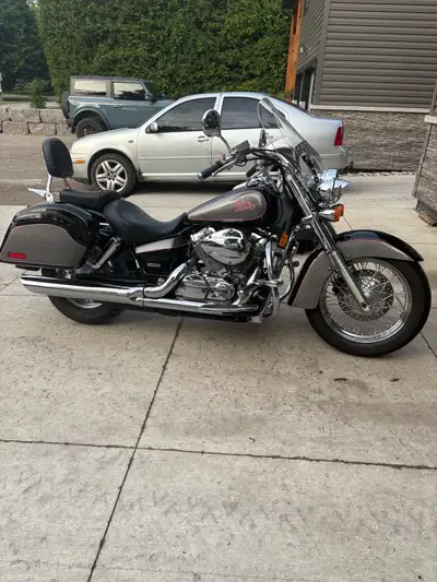 Selling showroom condition 2004 Shadow 750. Original lady owner from 2004 with original bill of sale...