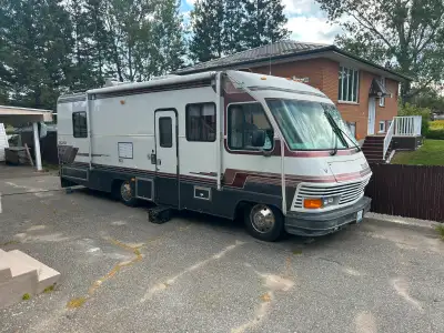 FOR SALE: 1990 GMC Escaper Motor Home- 30' - Low KM: approx 54 000km - Built-in Generator and 2 sola...