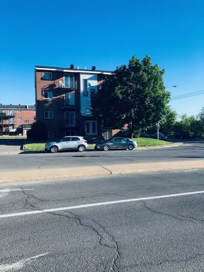 LAVAL des RAPIDES, 4 1/2, station Métro, 1 juillet, 438 885 4425