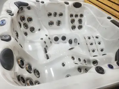 CANADA DIRECT HOT TUBS 307 STEELES AVE EAST! MILTON, ON LUXURY 8DL! 5 Person Hot Tub – 73 Jets – LED...