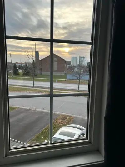Private bedroom in Whitby available for rent. By Taunton and Anderson. Close to bus stop, grocery st...