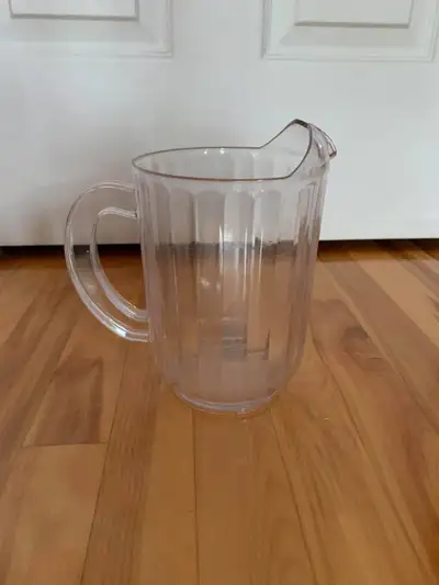 Pichet pour sac à lait (fabriqué au Canada) = 5$ 6 verres à shooter en plastique à 2 compartiments (...