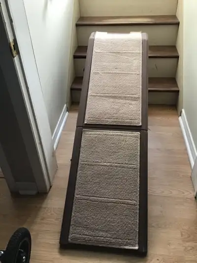 RAMPE PLIANTE POUR VOTRE ANIMAL DE COMPAGNIE....Le tapis est doux, protège les pattes des animaux et...