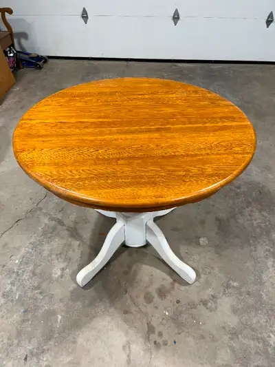 42-in round Oak table with 2 chairs. Good condition.