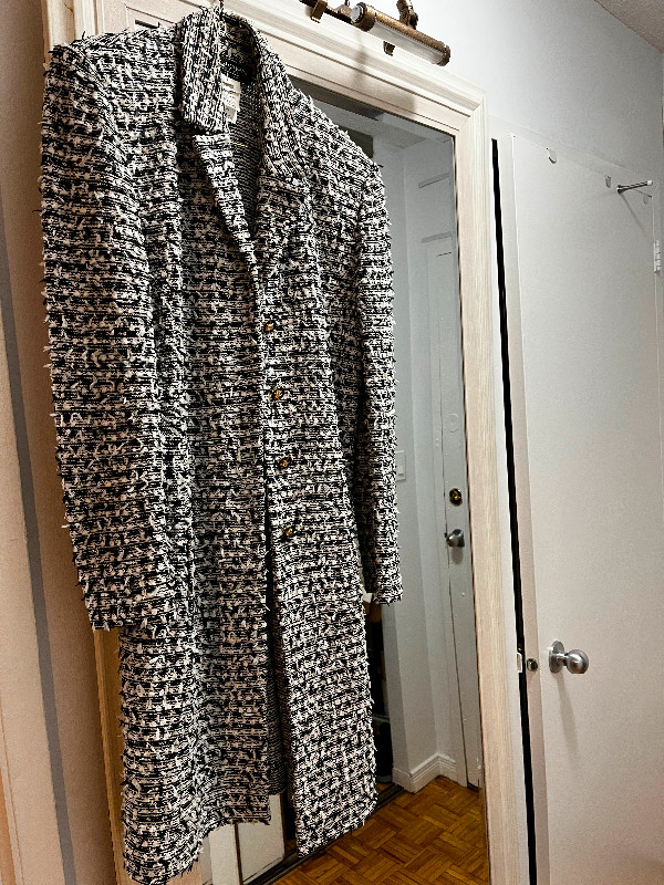 St John long tweed coat. LIKE NEW! in Women's - Tops & Outerwear in Mississauga / Peel Region - Image 4