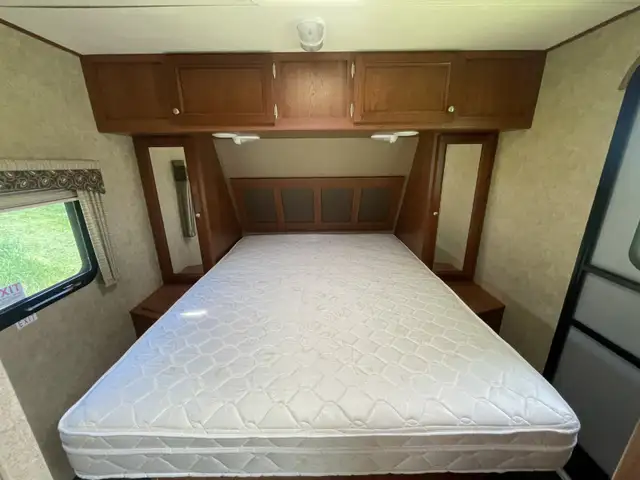Coleman 260RL 30' Travel Trailer with pristine interior in Travel Trailers & Campers in Revelstoke - Image 9