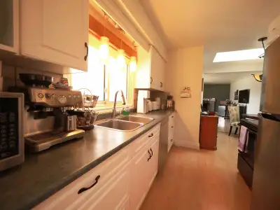All inclusive, stylish, one private room, near Fanshawe College! Close to all major amenities such a...