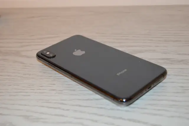 FIRM PRICE - Unlocked iPhone XS Max 256GB - Battery 80% Like New in Cell Phones in Markham / York Region - Image 2