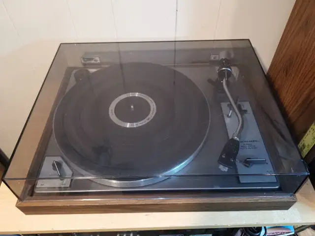 Vintage Realistic Turntable Model R-8010 in Stereo Systems & Home Theatre in Mississauga / Peel Region - Image 5