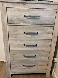 CHEST OF DRAWERS.  LIKE NEW CONDITION