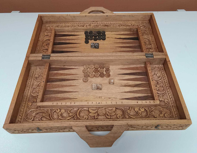 Jeux d'échec et de backgammon en bois sculpté. dans Art et objets de collection  à Ville de Québec - Image 4