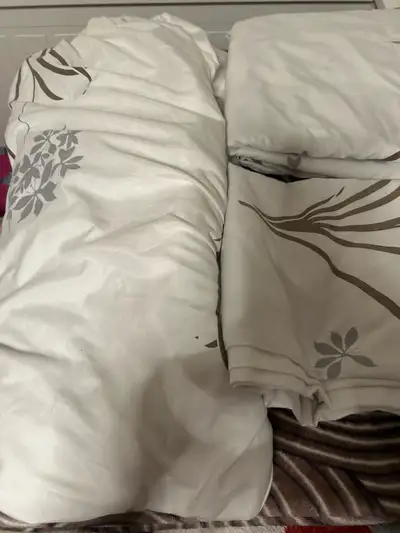 White Floral and Leaf Pattern bedding set (Queen size), View more