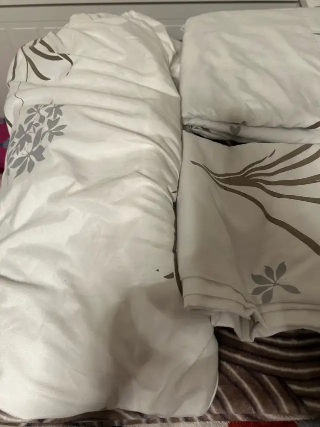 White Floral and Leaf Pattern bedding set (Queen size) in Bedding in Mississauga / Peel Region - Image 2