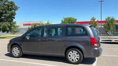 Well-maintained 2017 Dodge Grand Caravan in excellent condition with no accidents reported. This spa...