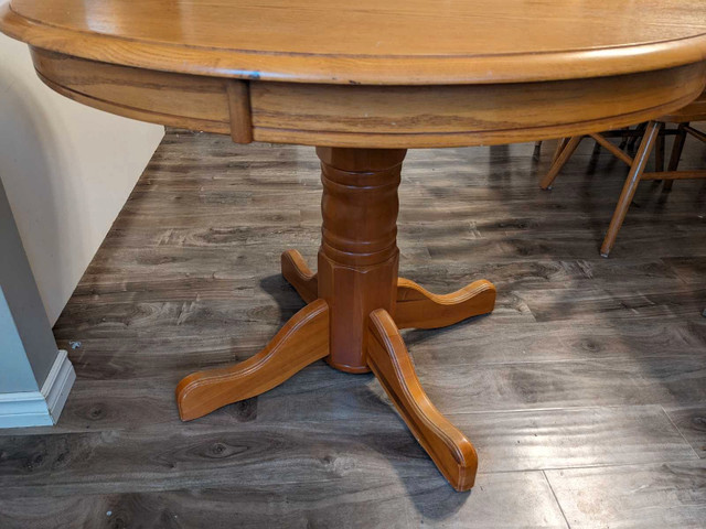 Oak Dining Table in Dining Tables & Sets in Saint John - Image 2