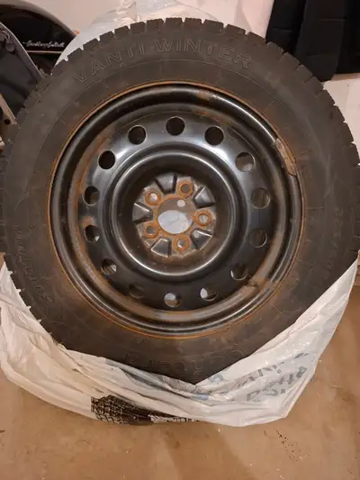 Set of 4 225 60R 17 snow tires on rims that came off a 2020 Hyundai Tuscon. Plenty of tread left and...