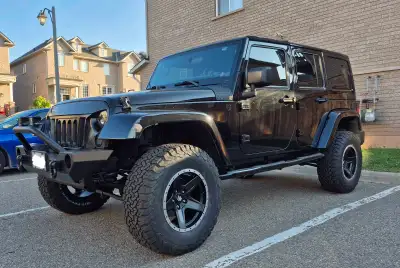 Selling my awesome Jeep Wrangler JK 2012 Unlimited. We are upgrading to a truck. Mileage = 160,000km...