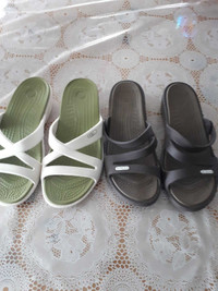 2  paires de sandales crocs 5 pour femmes 