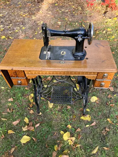 Vintage Raymond Sewing Machine Cast iron bottom Top is just sitting on legs, not connected Beautiful...