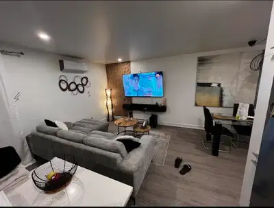 Bonjour et bienvenue au 3615 Montée Saint-Hubert! Il s'agit d'un grand logement avec 2 chambres à co...