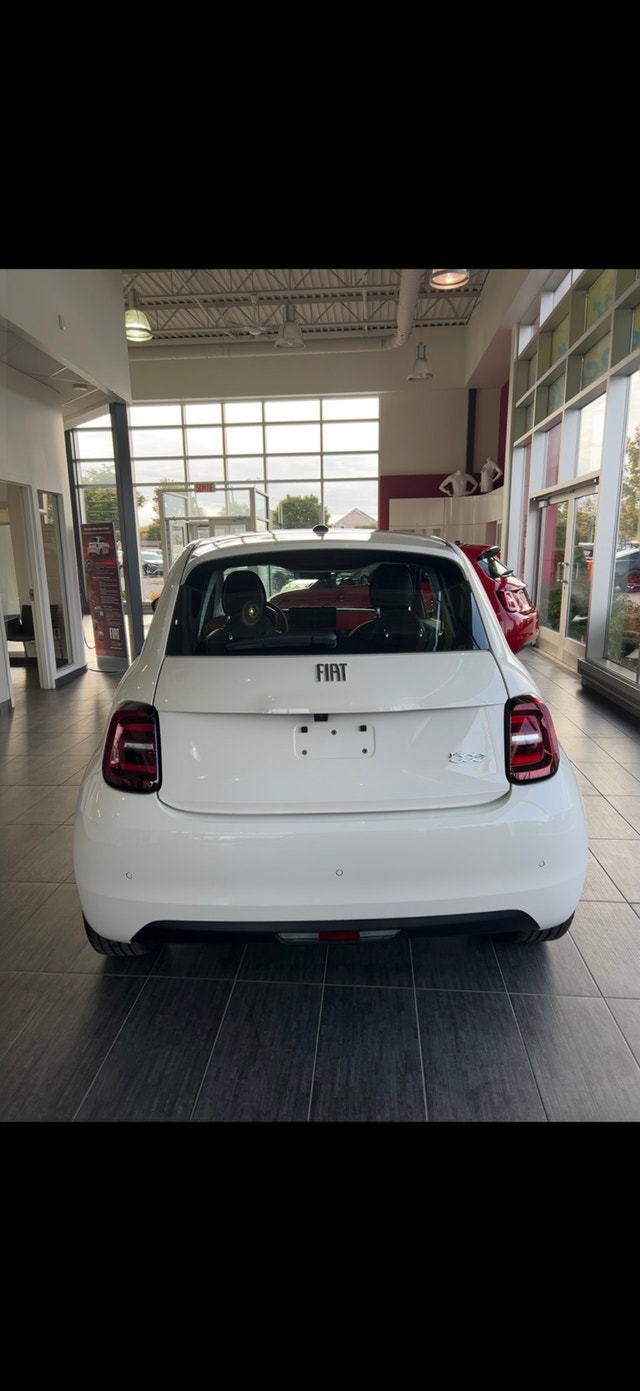 Cession de bail — Fiat 500e 2025 électrique, blanche, intérieur — photo 4
