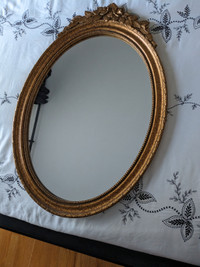 2 beaux miroirs ovales avec ornements de couleur or antique 40$