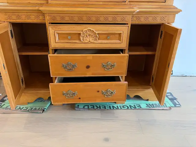 traditional style china cabinet made of wood in Bookcases & Shelving Units in Oakville / Halton Region - Image 7