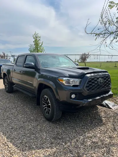 63,000 km Weather tech floor mats Tonneau cover No claims or accidents Like new. Only driven on high...