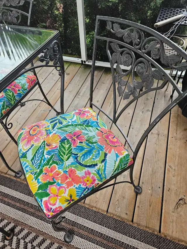 Cast Iron Table and Chairs in Dining Tables & Sets in Brockville - Image 3