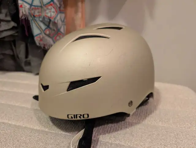 Giro Helmet in Snowboard in City of Montréal - Image 4
